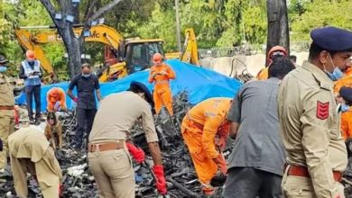 Photo of ऑक्सीजन मास्क और हाथों में गीले कपड़े बांधकर निकाली जलती लाशें, हादसे के बाद देवदूत बनकर आए SDRF योद्धा