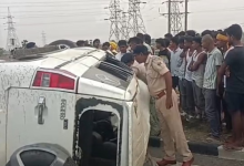 Photo of  हाईवे पर बिजली के पोल से टकराते हुए पलटी बोलेरो