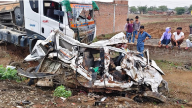 Photo of ट्राला पलटते ही चपटी हुई कार, चार बच्चों समेत दो परिवार में नौ मौतें