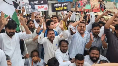 Photo of स्वास्थ्य मंत्री के आवास को कांग्रेसियों ने घेरा, गोबर फेंका, पोस्टर पर कालिख भी पोत दी