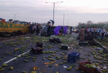 Photo of UP: आगरा में भीषण सड़क हादसा…आम ला रही मैक्स पलटी, चार की मौके पर मौत