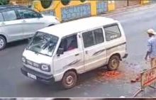 Photo of कुछ नहीं मिला तो मारुति वैन को ही रोड रोलर बना दिया! 