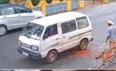 Photo of कुछ नहीं मिला तो मारुति वैन को ही रोड रोलर बना दिया! 