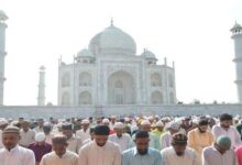 Photo of ताजमहल परिसर में अदा की गई नमाज, अमन-चैन की मांगी दुआ, दो घंटे पर्यटकों को मिला निशुल्क प्रवेश