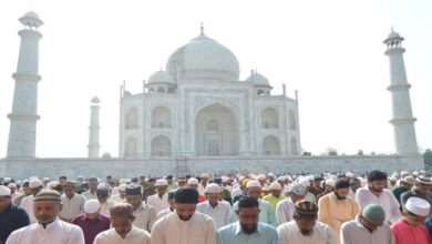 Photo of ताजमहल परिसर में अदा की गई नमाज, अमन-चैन की मांगी दुआ, दो घंटे पर्यटकों को मिला निशुल्क प्रवेश