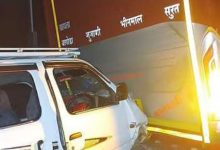 Photo of रामदेवरा धाम दर्शन कर लौट रहे श्रद्धालुओं की कार ट्रेवल्स बस में घुसी, एक की हुई मौत