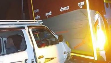 Photo of रामदेवरा धाम दर्शन कर लौट रहे श्रद्धालुओं की कार ट्रेवल्स बस में घुसी, एक की हुई मौत
