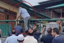 Photo of गेट फांदकर सीएम उमर ने पढ़ी फातिहा, पुलिस पर लगाया हाथापाई का आरोप
