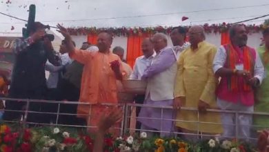 Photo of मेरठ में सीएम योगी ने की कांवड़ियों पर पुष्पवर्षा, बोले- हुड़दंग मचाने, तोड़फोड़ करने वालों पर होगा एक्शन