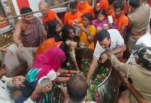 Photo of सावन के दूसरे सोमवार को अयोध्या में उमड़े शिवभक्त, सरयू में डुबकी लगाकर किया जलाभिषेक