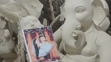 Photo of इंदौर: गणेश जी की गोद में मॉडलिंग करती युवती को बैठाया, मूर्तिकारों की पिटाई हुई
