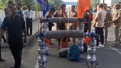 Photo of मुरादाबाद: रामपुर-मिलक के भक्तों की कांवड़ खंडित, रेलवे स्टेशन के पास लगाया जाम