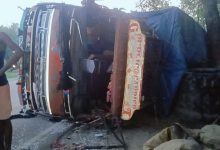Photo of बिहार: सड़क किनारे अनियंत्रित होकर पलटा तेज रफ्तार ट्रक