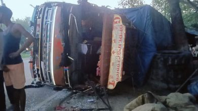 Photo of बिहार: सड़क किनारे अनियंत्रित होकर पलटा तेज रफ्तार ट्रक