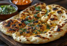 Photo of रोटी या पराठे की जगह इस बार मेहमानों के लिए बनाएं Chilli Cheese Naan
