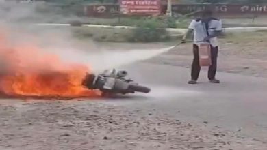 Photo of पोकरण में पेट्रोल पंप के बाहर चलती बाइक में लगी आग