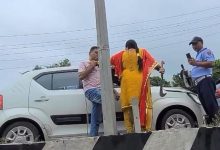 Photo of जम्मू में सड़क पर हंगामा: गाड़ी की टक्कर पर बवाल, महिला ने ट्रैफिक जाम में निकाला गंडासा