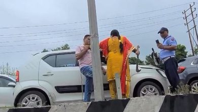 Photo of जम्मू में सड़क पर हंगामा: गाड़ी की टक्कर पर बवाल, महिला ने ट्रैफिक जाम में निकाला गंडासा