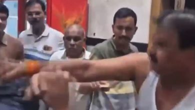 Photo of खराब खाना परोसा तो शिवसेना विधायक ने कैंटीन कर्मचारी को पीटा