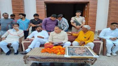 Photo of रेप के आरोपी के साथ BJP विधायक विनोद भयाना ने मंच किया सांझा