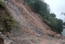 Photo of बदरीनाथ हाईवे पर फिर बाधित, उमटा के पास पहाड़ी से आया भारी मलबा