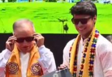 Photo of ‘ऐसे टीचर सबको मिलें!’ डिग्री लेने स्टेज पर पहुंचा छात्र, खुद पहना काला चश्मा, फिर प्रोफेसर को भी पहनाया