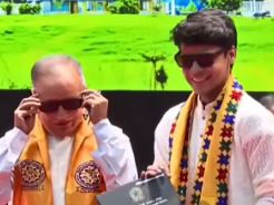 Photo of ‘ऐसे टीचर सबको मिलें!’ डिग्री लेने स्टेज पर पहुंचा छात्र, खुद पहना काला चश्मा, फिर प्रोफेसर को भी पहनाया