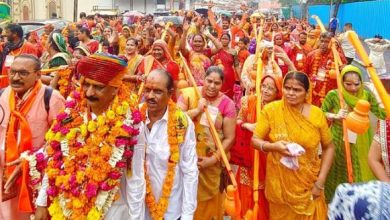 Photo of बारिश में बोल बम के नारों संग हजारों महिलाएं निकलीं कावड़ लेकर, महाकाल बाबा के दरबार की ओर बढ़ी