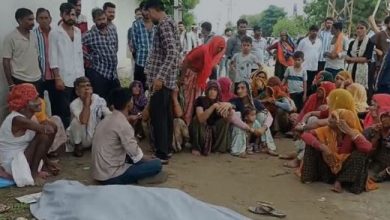Photo of राजमहल में बजरी माफियाओं की ट्रॉली से युवक की मौत, गुस्साए ग्रामीण बीते 14 घंटे से धरने पर बैठे