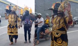 Photo of ‘महादेव से सोने की लंका मांगेगा’ सावन की कावड़ यात्रा में ‘रावण’ ने शिवलिंग उठाया, लोगों ने लिए मज़े!