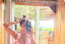 Photo of 51 साल की Malaika Arora का डीप नेक बिकिनी में वेकेशन