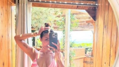 Photo of 51 साल की Malaika Arora का डीप नेक बिकिनी में वेकेशन
