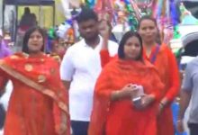 Photo of नंगे पांव…हाथ में जल…श्रद्धालुओं के साथ चलती नजर आई दिल्ली की भाजपा विधायक पूनम भारद्वाज