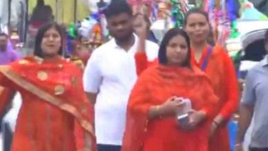 Photo of नंगे पांव…हाथ में जल…श्रद्धालुओं के साथ चलती नजर आई दिल्ली की भाजपा विधायक पूनम भारद्वाज