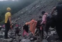 Photo of भूस्खलन के बाद केदारनाथ की यात्रा अस्थायी रूप से स्थगित, 40 श्रद्धालुओं को SDRF ने सुरक्षित निकाला