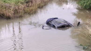 Photo of  भीषण सड़क हादसे में तीन लोगों की मौत; तेज रफ्तार कार गड्ढे में गिरी