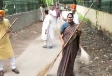 Photo of ‘दिल्ली को कूड़े से आजादी’: सीएम रेखा गुप्ता ने तिमारपुर में स्वच्छता अभियान में लिया हिस्सा