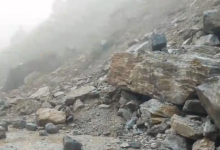 Photo of गोपेश्वर में बदरीनाथ हाईवे पर पहाड़ी से भूस्खलन; भारी मात्रा में गिरा मलबा और पत्थर