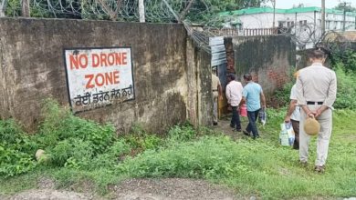 Photo of पठानकोट में बरसात: एयरपोर्ट को जाने वाला रास्ता क्षतिग्रस्त, सेना ने अपने गेट खोले