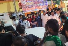 Photo of बिहार: पुलिस का लोगो लगी गाड़ी ने स्कूटी में मारी टक्कर, दंपती घायल