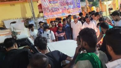 Photo of बिहार: पुलिस का लोगो लगी गाड़ी ने स्कूटी में मारी टक्कर, दंपती घायल