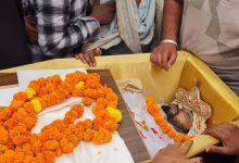 Photo of गांव पहुंचा हरमिंदर का पार्थिव शरीर, मां ने लाडले को बांधा सेहरा