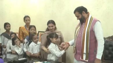 Photo of भाई की कलाई पर सजा बहन का प्यार, सीएम सैनी ने भी बंधवाई राखी; बच्चियों ने बांधा रक्षासूत्र