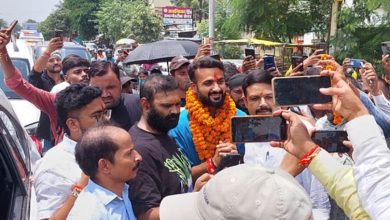 Photo of इंग्लैंड दौरे पर धमाल मचाने वाले क्रिकेटर आकाशदीप का रोहतास में स्वागत