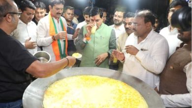 Photo of सीएम मोहन के अनोखे अंदाज, सड़क पर केसरिया दूध लिया, मंदिर गए, तिरंगा लहराया
