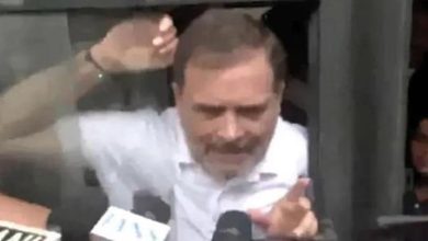 Photo of दिल्ली में SIR पर संग्राम: बैरिकेड्स पर चढ़े अखिलेश यादव…