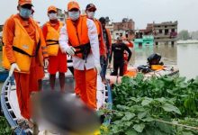 Photo of वाराणसी में बड़ा हादसा: दो बच्चों के साथ पुल से गिरा शख्स, एनडीआरएफ की तलाश में एक मिला