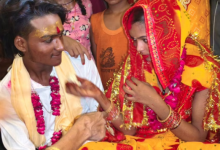 Photo of इश्क में तोड़ी मजहब की दीवार: प्रेमियों के घर पहुंचीं दो मुस्लिम बहनें, मंदिर में रचाई शादी…