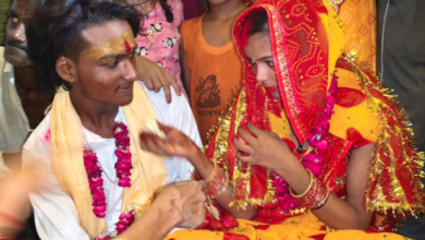Photo of इश्क में तोड़ी मजहब की दीवार: प्रेमियों के घर पहुंचीं दो मुस्लिम बहनें, मंदिर में रचाई शादी…