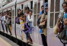 Photo of मुंबई लोकल में चलती ट्रेन से गिरा युवक, मोबाइल छीनकर भागा चोर